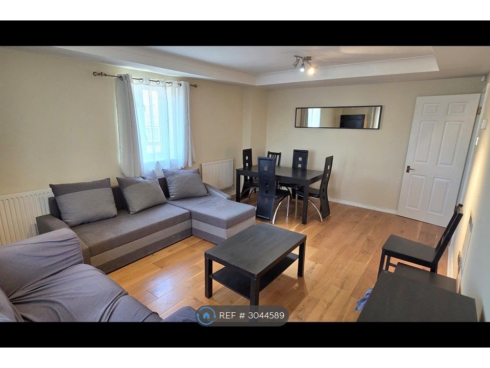 Property photo 2 of 11 Spacious Lounge