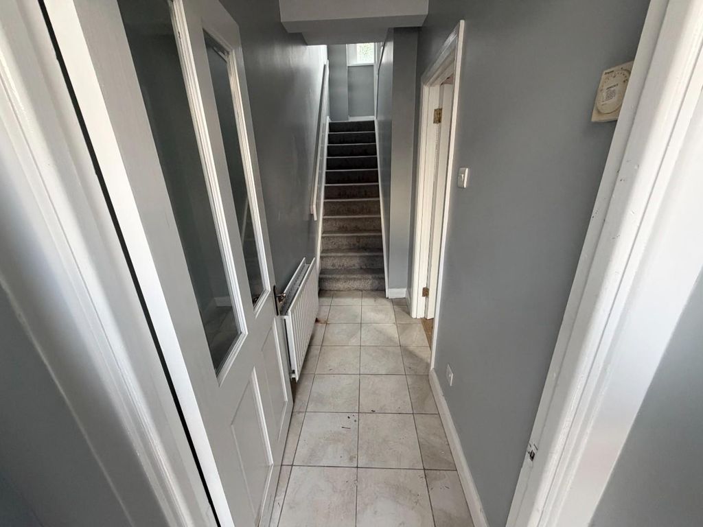 Property photo 3 of 14 Hallway