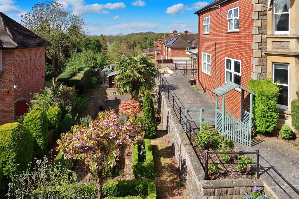 Property photo 2 of 37