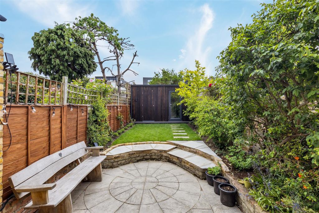 Property photo 2 of 11 Rothschild Road, W4 - For Sale