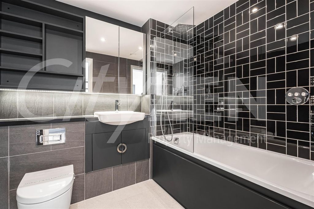 Property photo 2 of 23 Bathroom