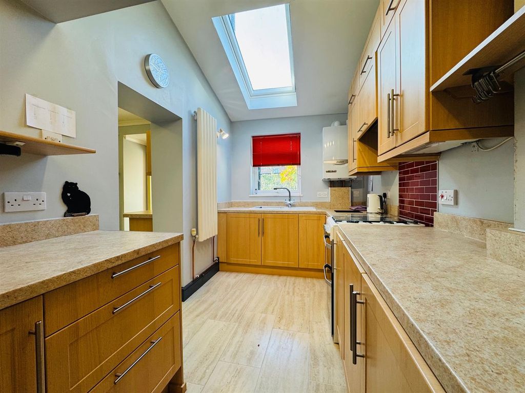 Property photo 3 of 21 Kitchen: