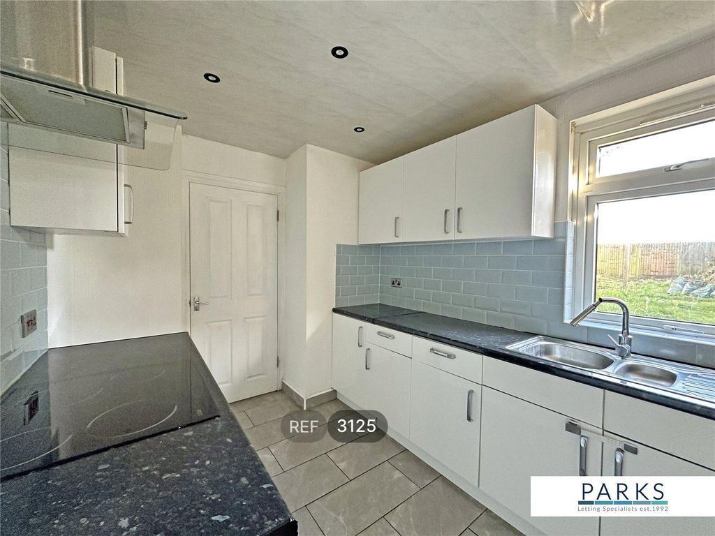 Property photo 2 of 9 Kitchen