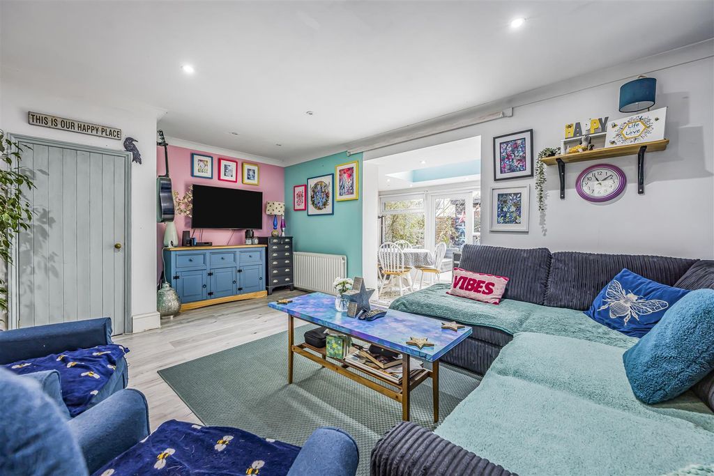 Property photo 2 of 19 47 Third Avenue, Havant-Porticomarketing-Nexa-30.J