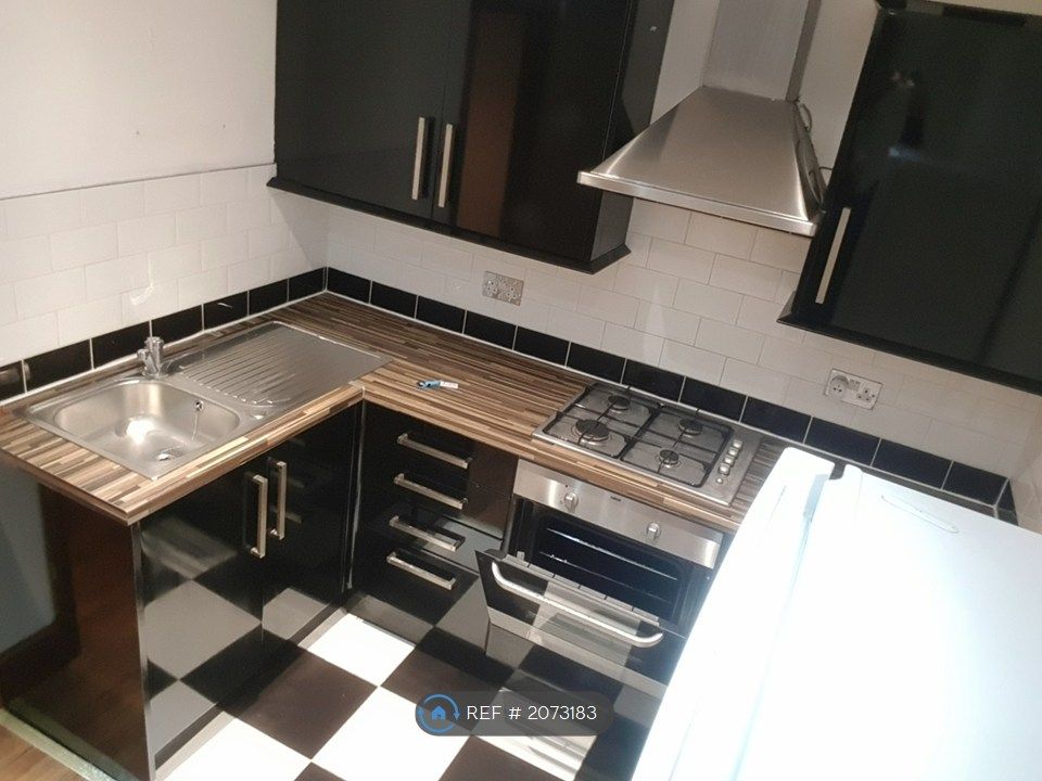 Property photo 3 of 9 Kitchen