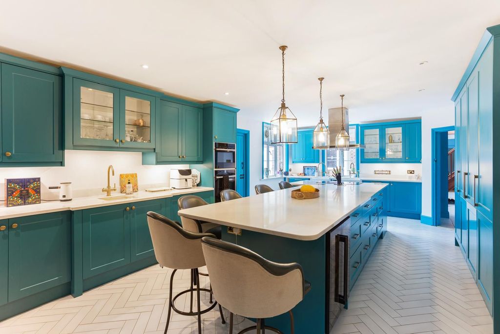 Property photo 3 of 10 Kitchen