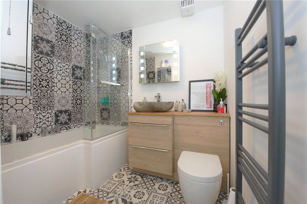 Property photo 3 of 9 Bathroom