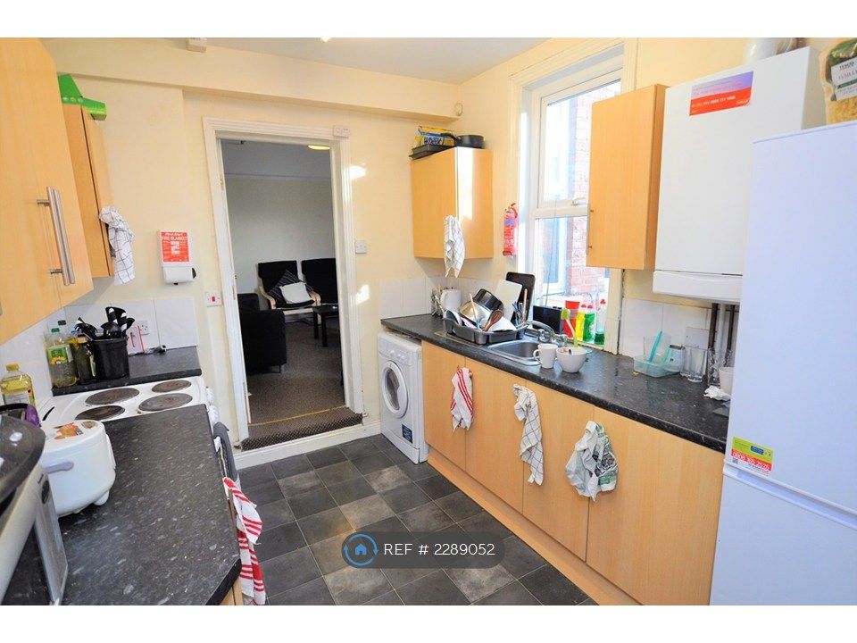 Property photo 2 of 7 Kitchen