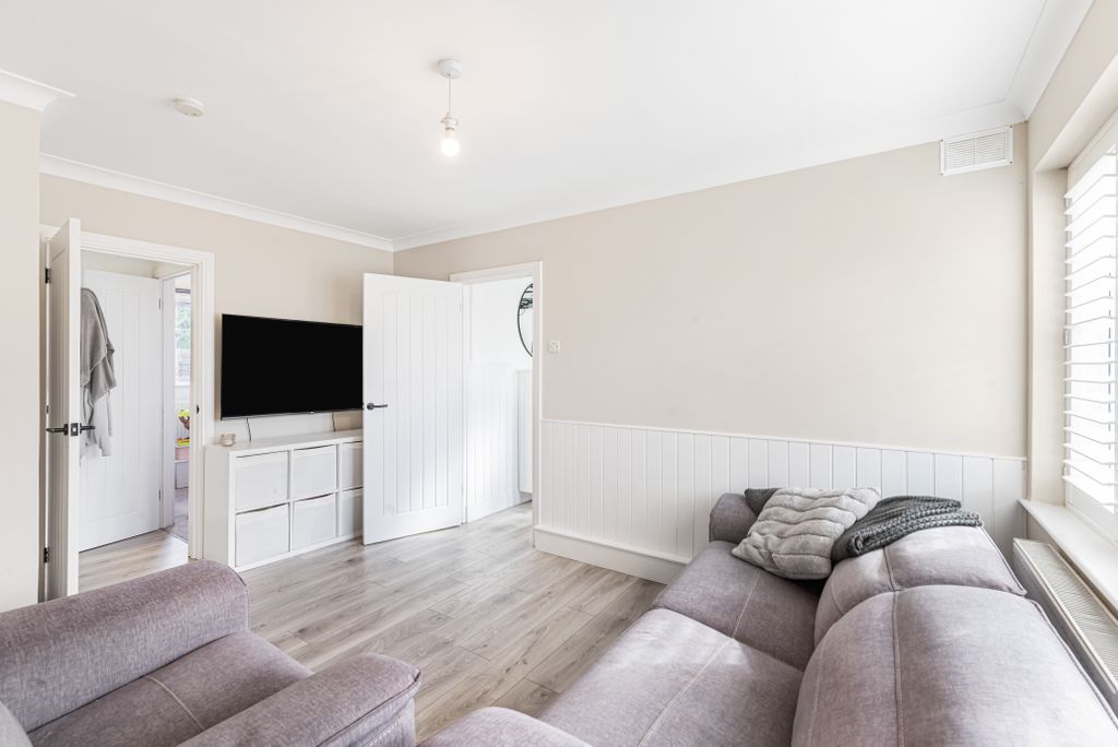 Property photo 2 of 19 Lounge (3)