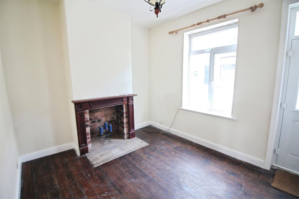 Property photo 2 of 8 Lounge