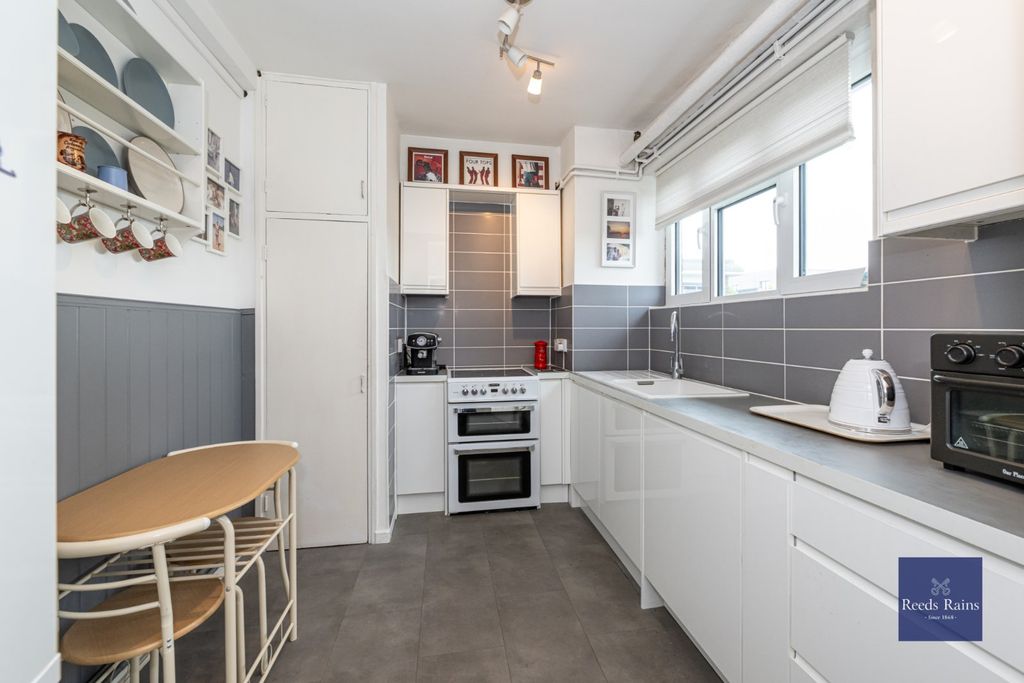 Property photo 2 of 12 Kitchen