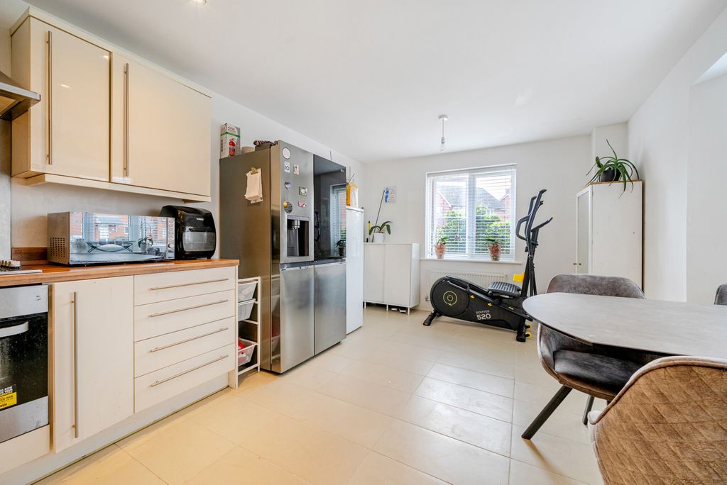 Property photo 2 of 11 1403014-13-697761...