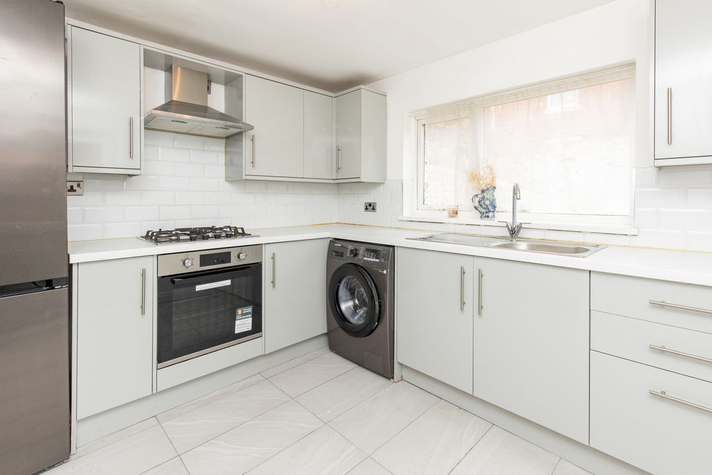 Property photo 2 of 9 Kitchen