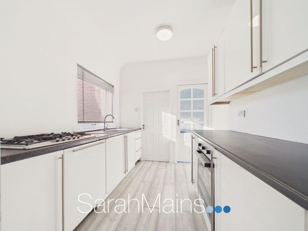 Property photo 2 of 11 Kitchen