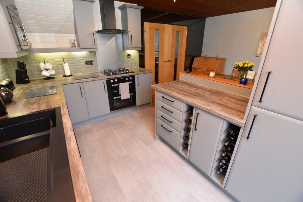 Property photo 3 of 16 Kitchen