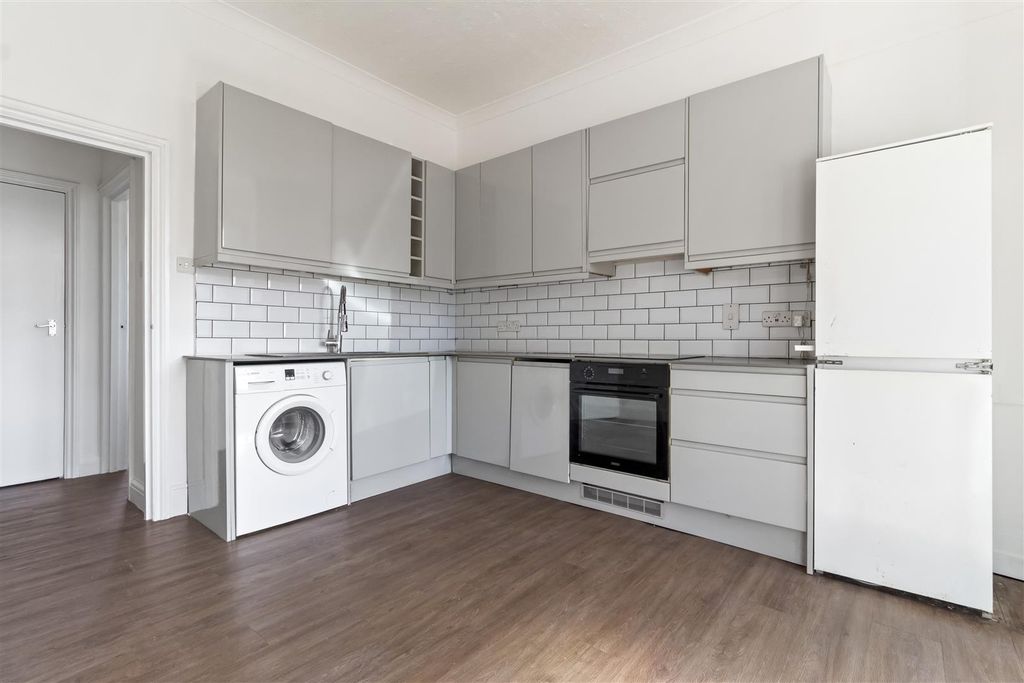 Property photo 3 of 10 2, 19-21 Ash Grove-003.Jpg