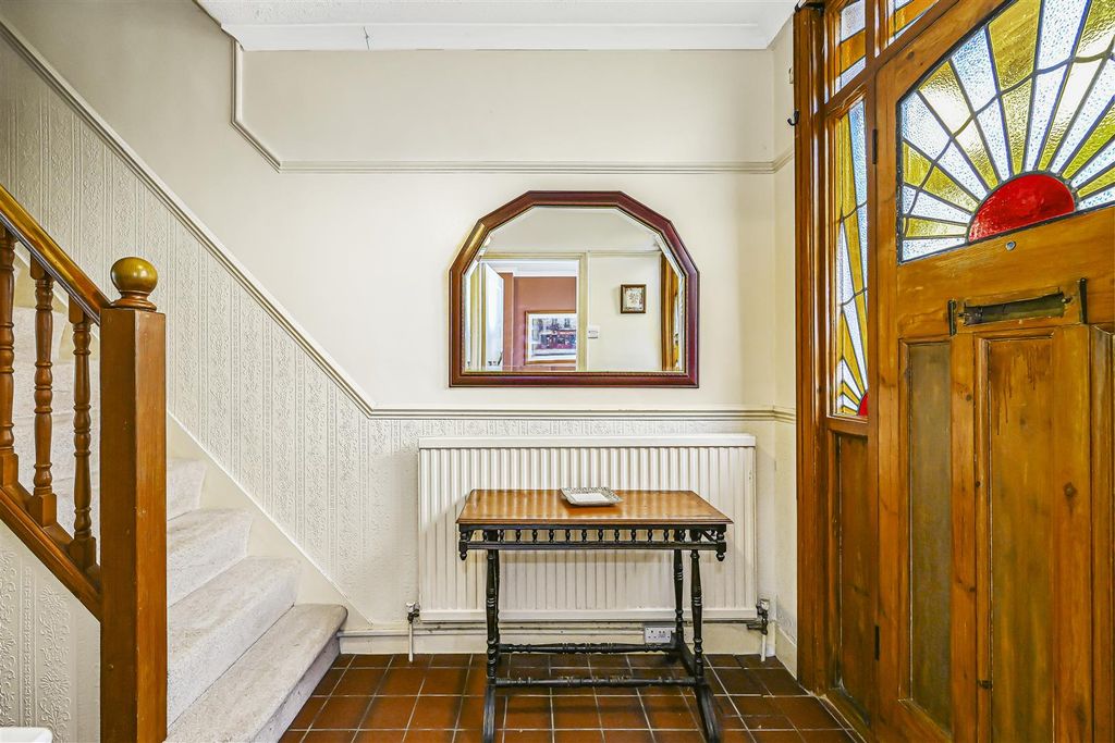 Property photo 3 of 30 35 Knebworth Avenue-16.Jpg