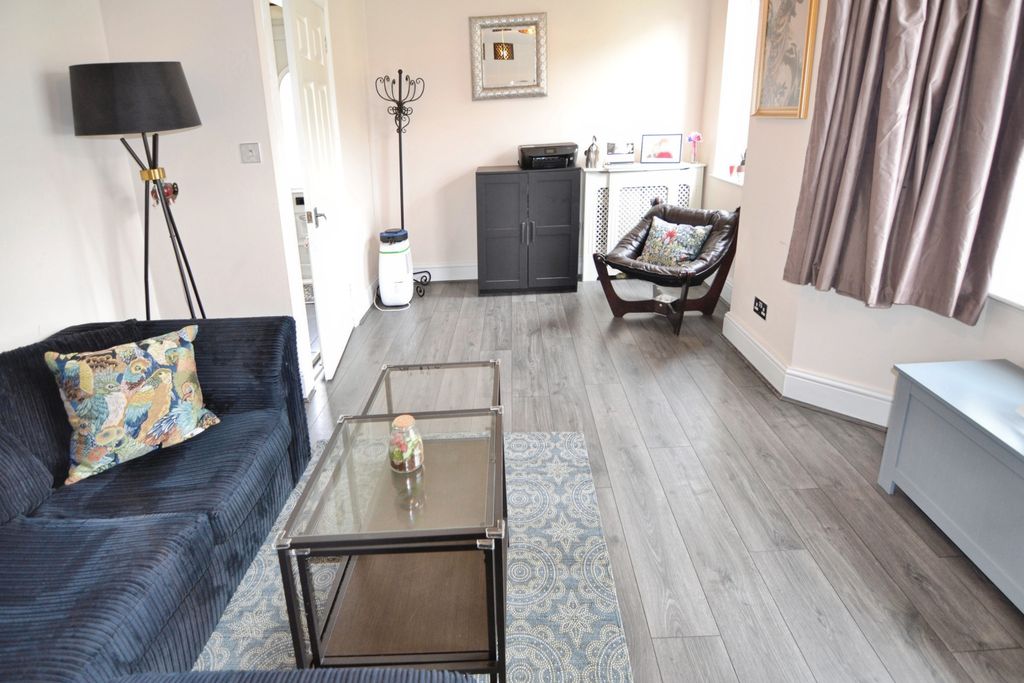 Property photo 3 of 19 Lounge