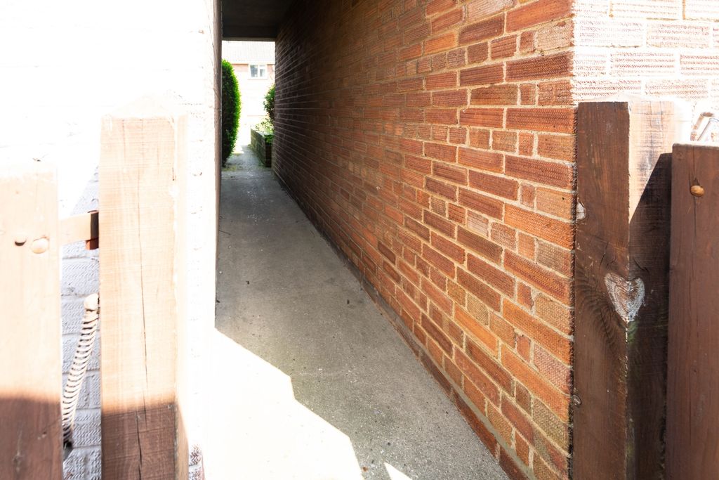 Property photo 3 of 11 Side Access To Garden