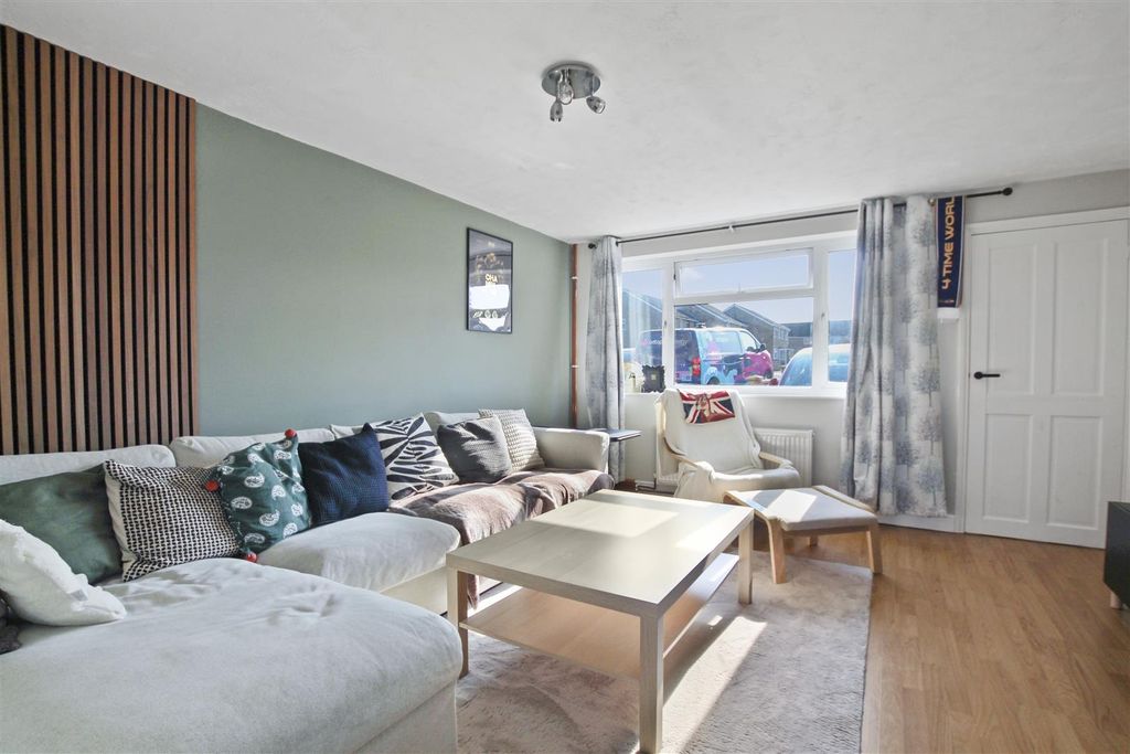 Property photo 3 of 12 Lounge