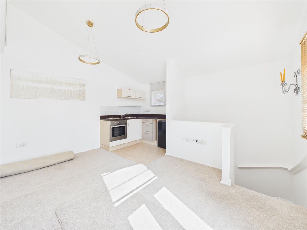 Property photo 2 of 9 Cam04118G0-Pr0074-Still008.Jpg