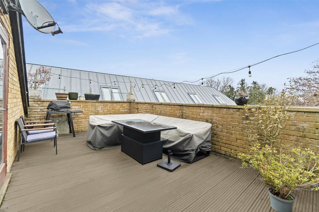 Property photo 2 of 8 Picture No. 12