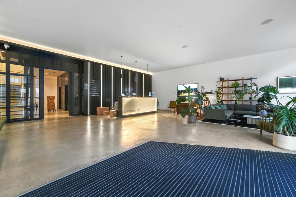 Property photo 2 of 31 Htbc10Whitelionstreet28.Jpg