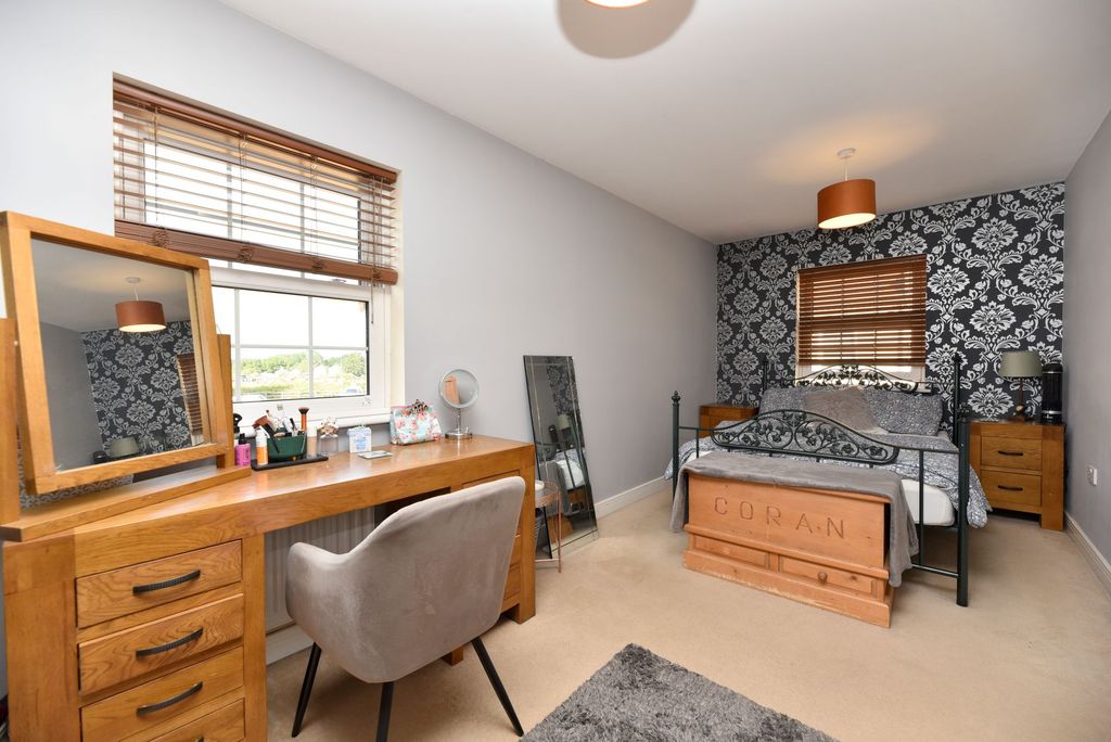 Property photo 2 of 27