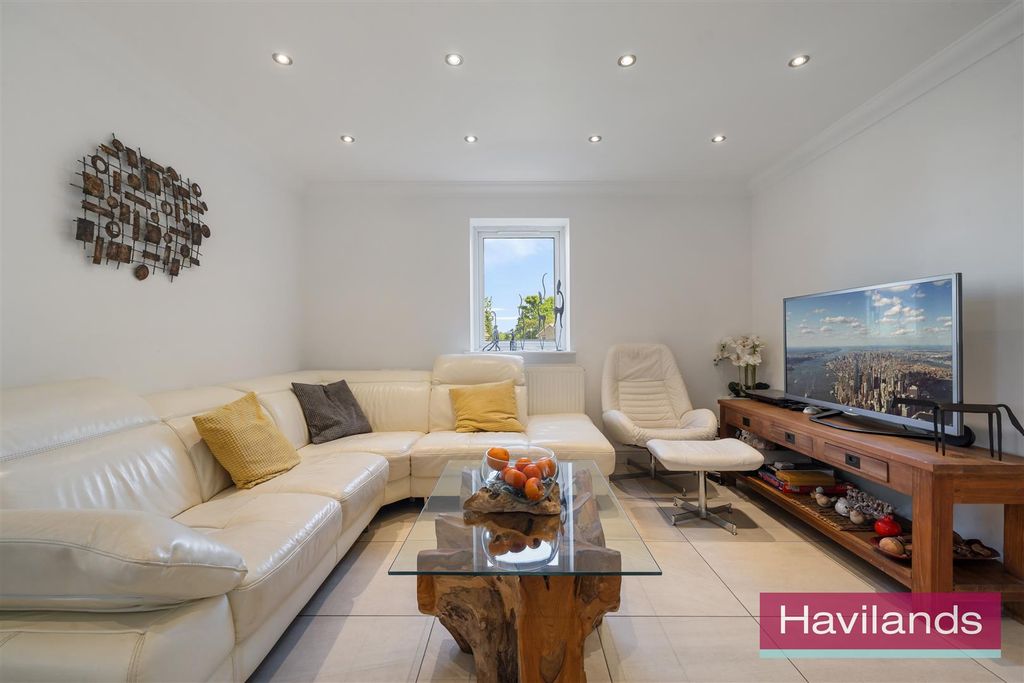 Property photo 3 of 22 Macleod Road-14.Jpg