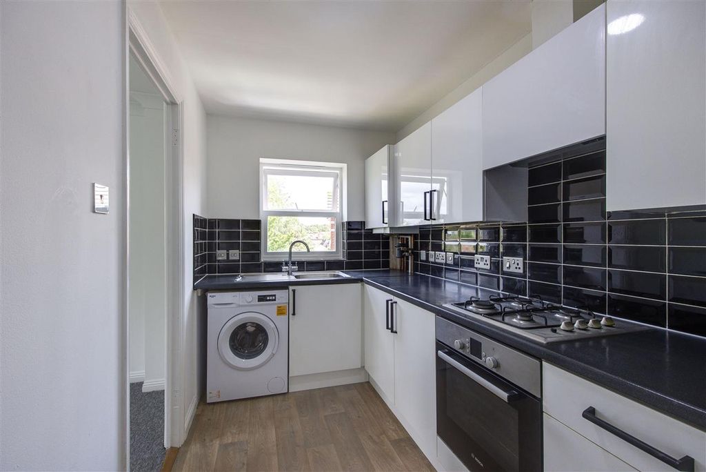 Property photo 3 of 10 Kitchen