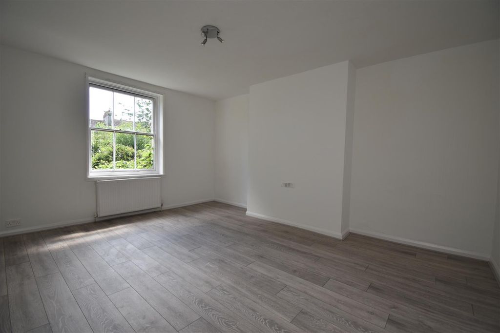 Property photo 3 of 10 Bedroom