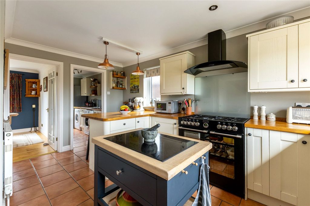 Property photo 3 of 17 Kitchen/Breakfast