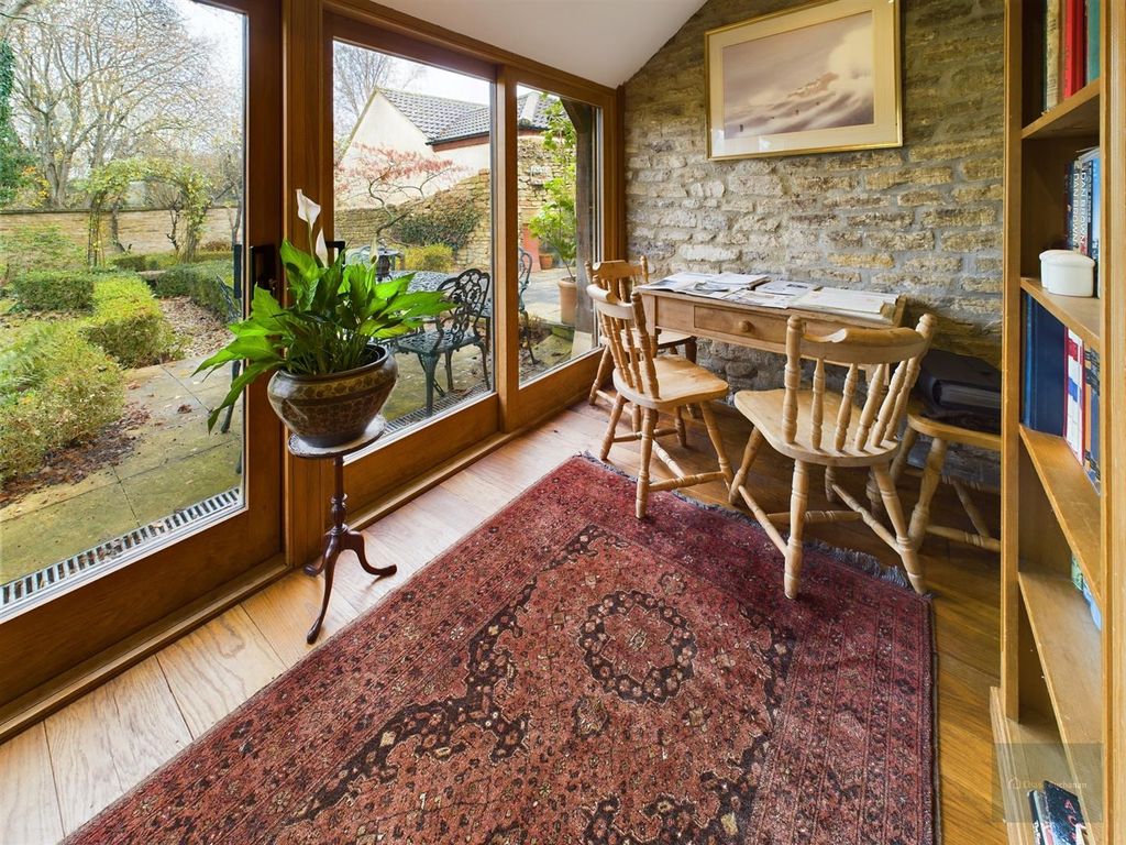 Property photo 3 of 22 Cam02558G0-Pr0076-St