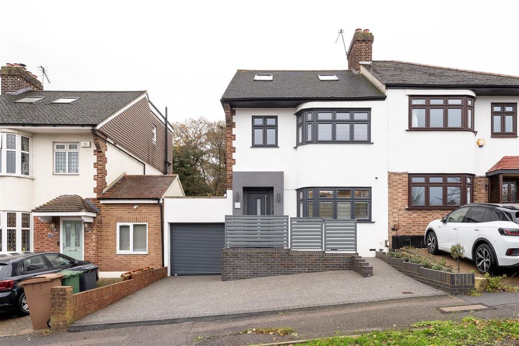 Property photo 1 of 23 Larkshall Crescent E4