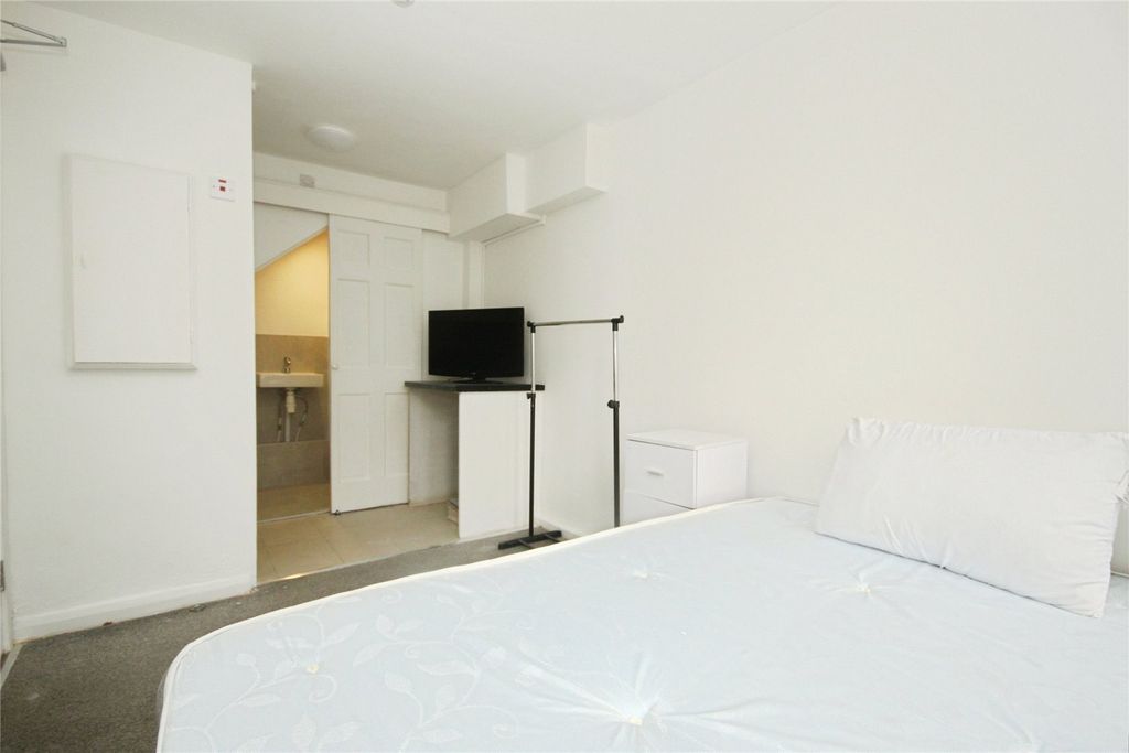 Property photo 2 of 8 Studio