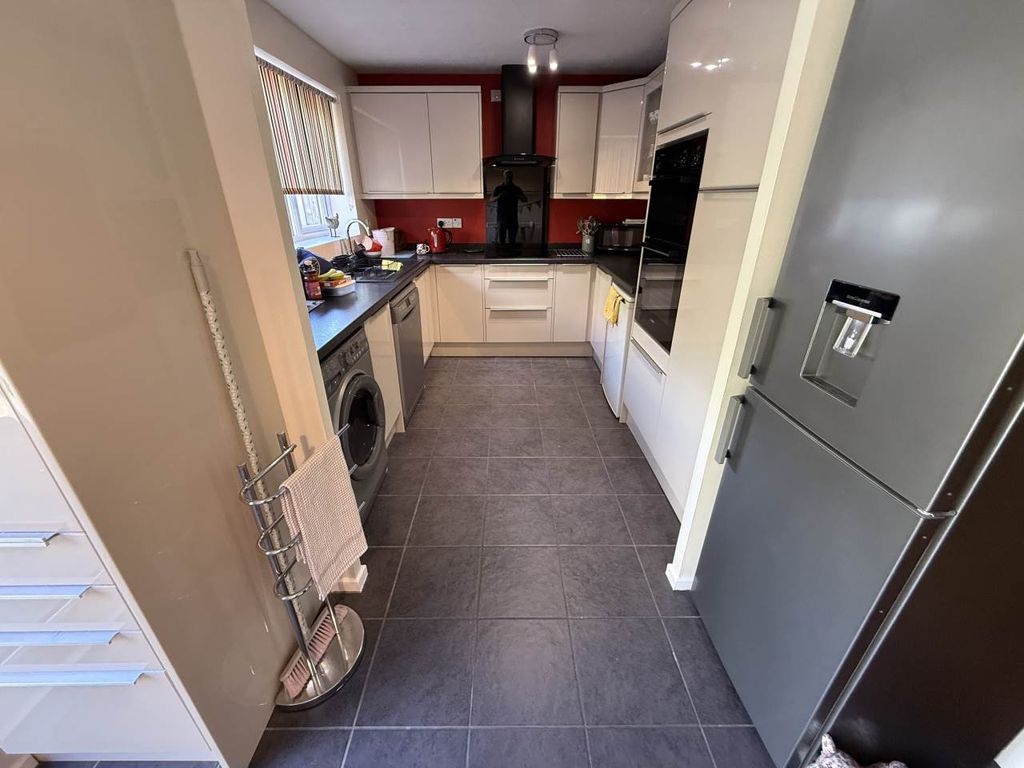 Property photo 3 of 17 Kitchen