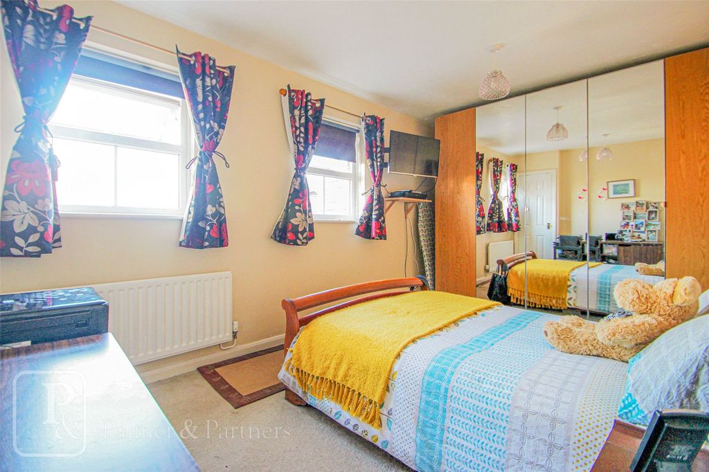 Property photo 2 of 10 Master Bedroom