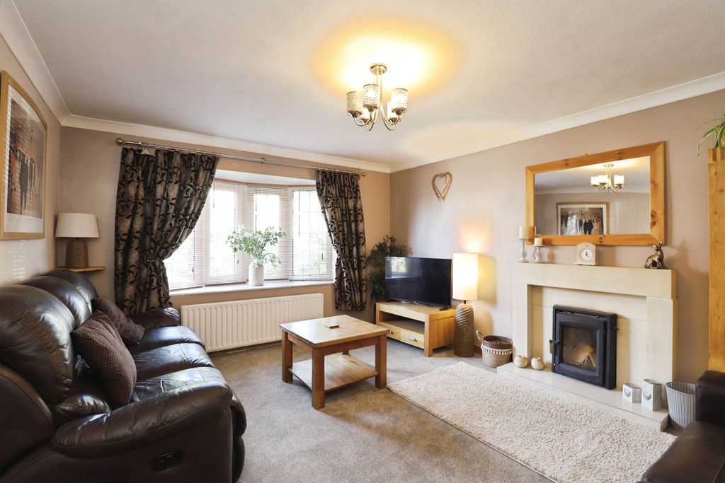 Property photo 1 of 13 Living Room