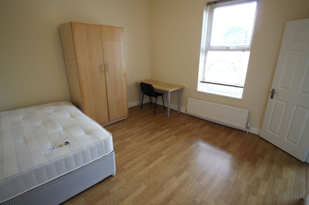 Property photo 3 of 11 Bright, Tidy Double Bedroom Featuring A Large Wind...