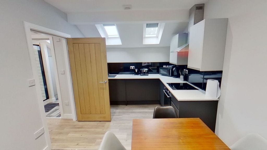 Property photo 2 of 6 Picture No. 11