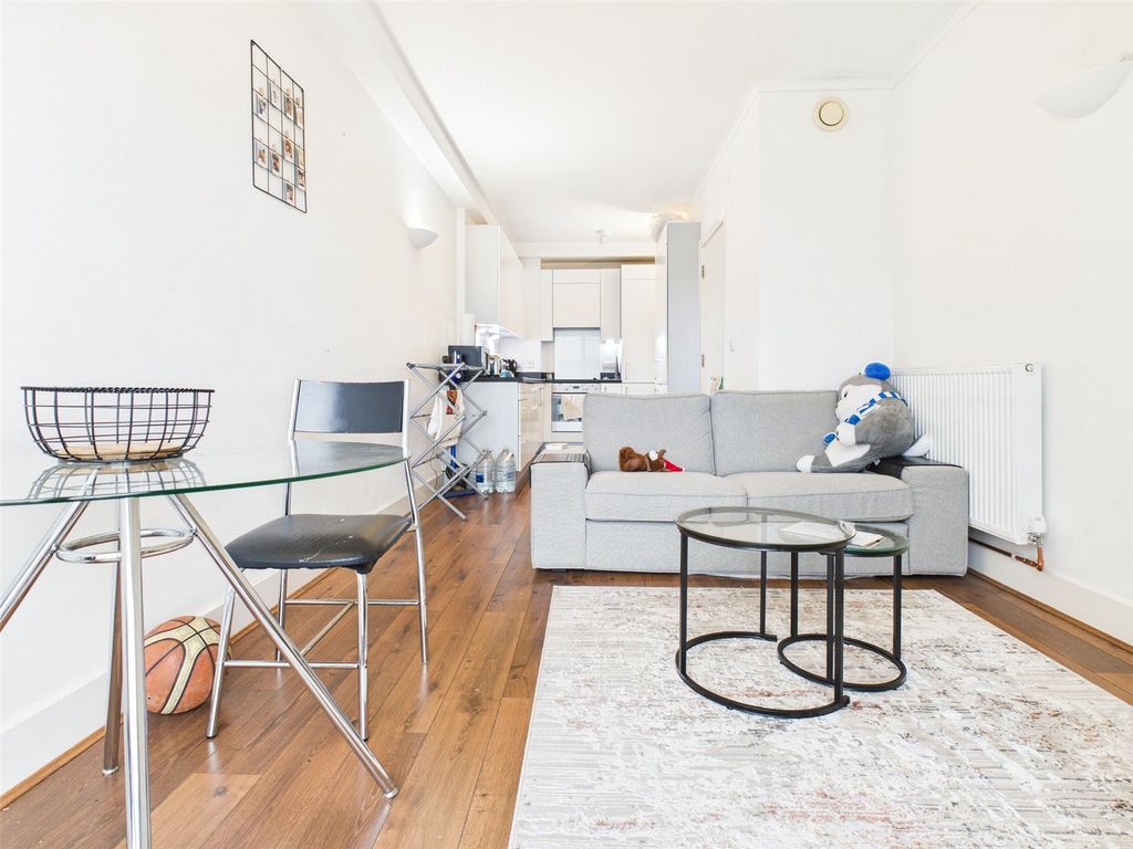 Property photo 1 of 14 Lounge