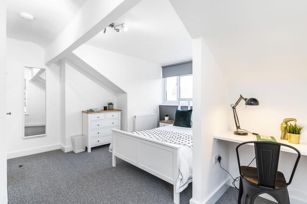 Property photo 3 of 6 Bright, Freshly Decorated Double Bedroom With A Co...