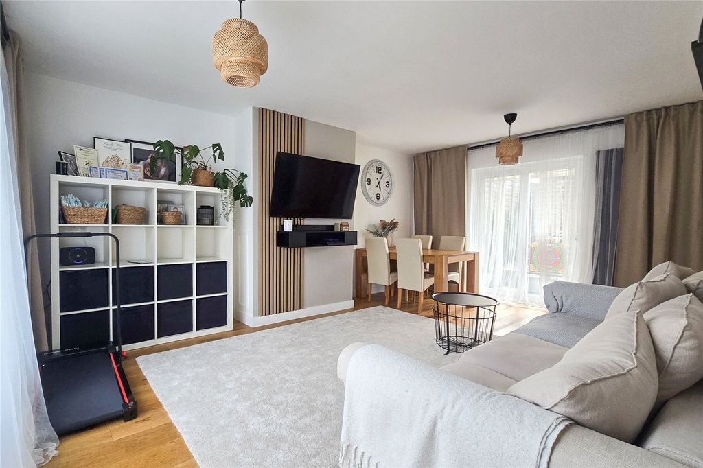 Property photo 2 of 21 Living Room