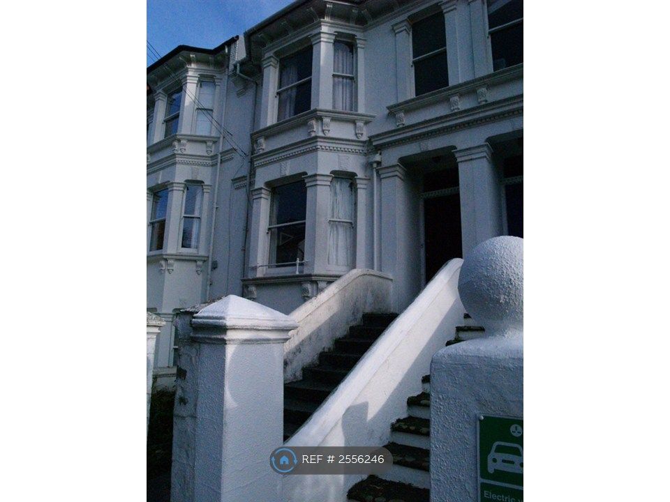 Property photo 1 of 12 Spacious Terraced House