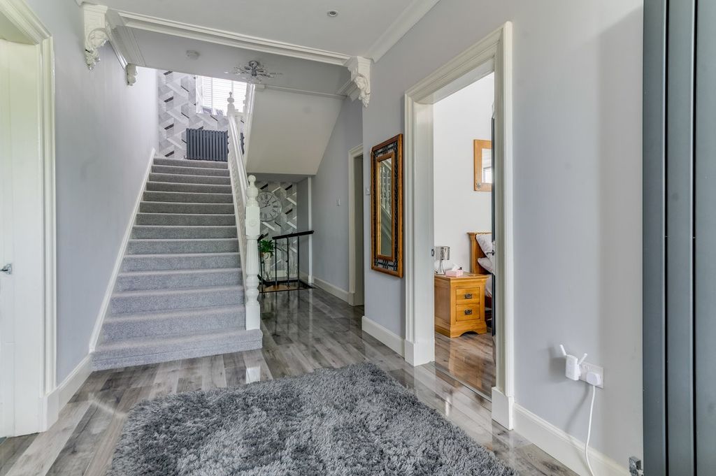 Property photo 2 of 40