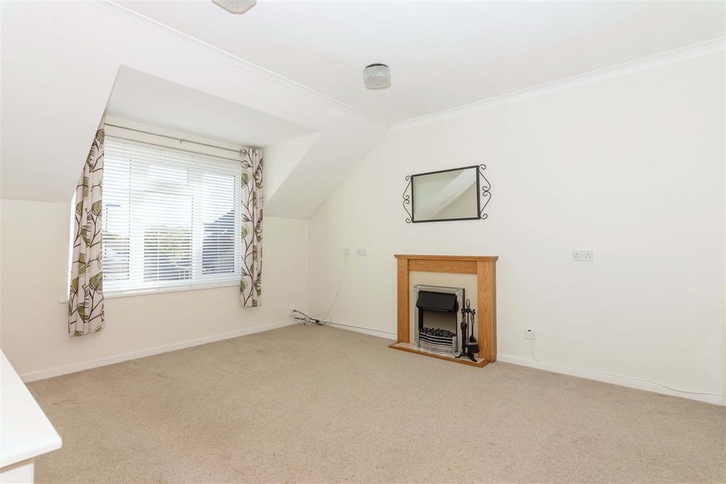 Property photo 3 of 11 Courtfields_1.Jpg