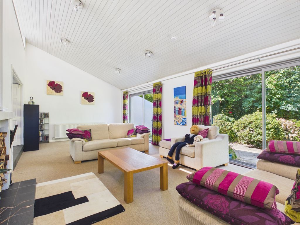 Property photo 2 of 18 Lounge