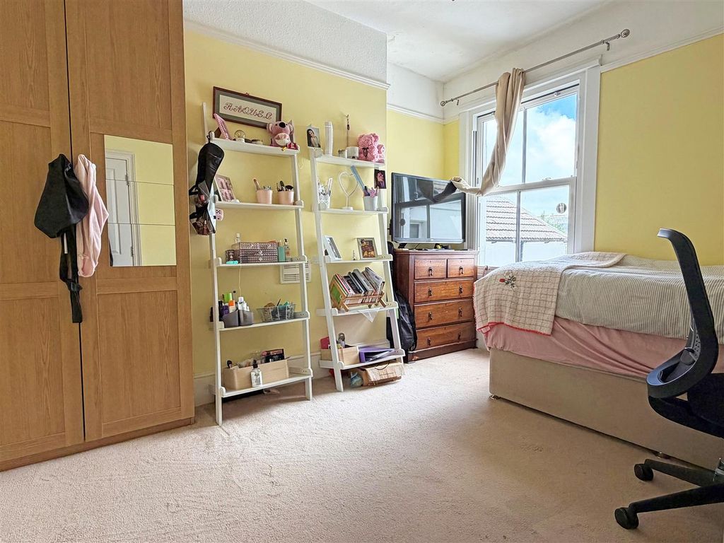 Property photo 3 of 9 Bed2A.Jpg