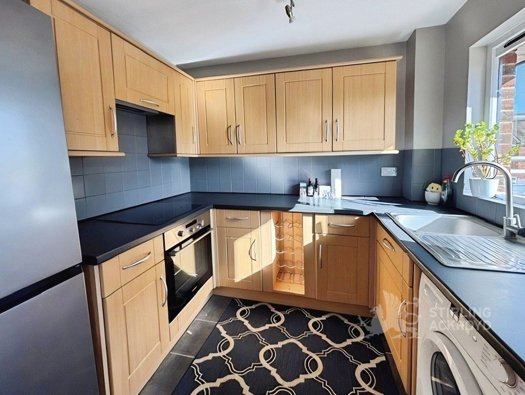 Property photo 3 of 8 Kitchen