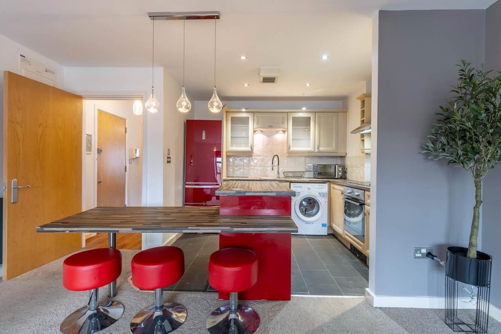 Property photo 3 of 11 Kitchen
